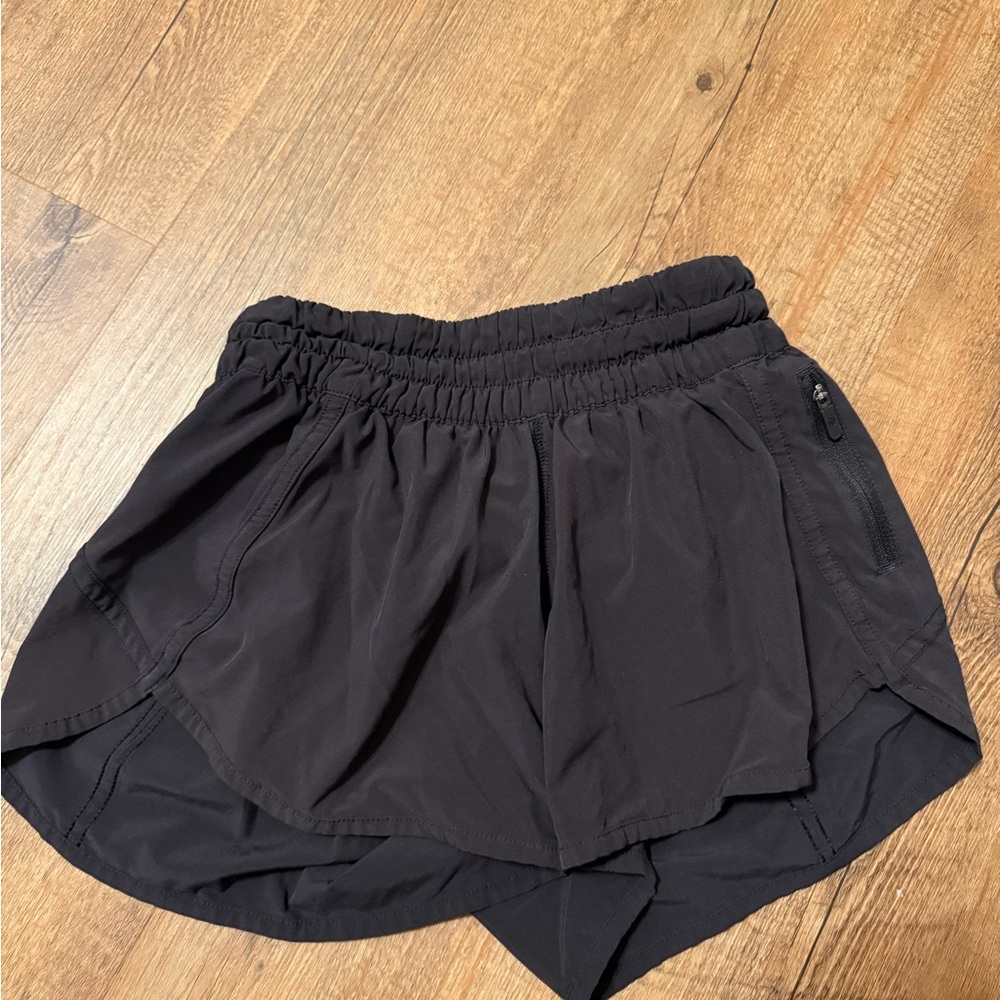 Lululemon tracker size 4 short